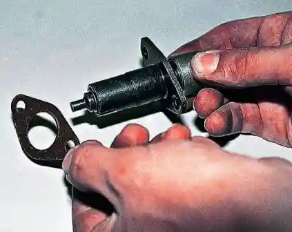 снимаем с него уплотнительную прокладку