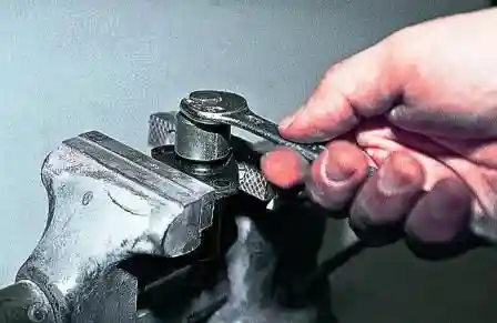 отворачиваем колпачковую гайку