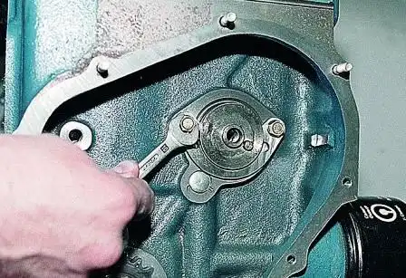 отворачиваем два болта крепления упорного фланца валика