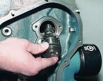 Вынимаем из блока цилиндров валик привода