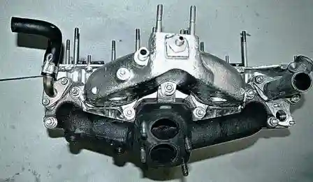 Отворачиваем семь гаек крепления коллекторов к головке блока и снимаем их 