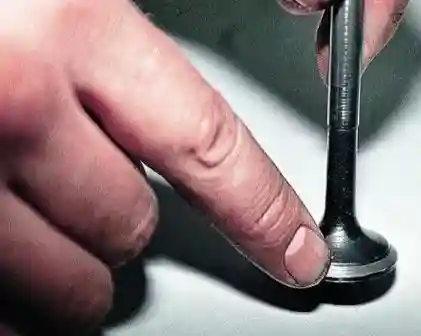 Притирку клапана продолжаем до появления ровного матового ободка 