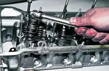 Головкой «на 21» отворачиваем втулку