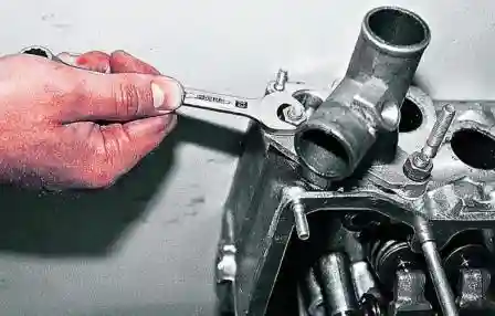 отворачиваем две гайки крепления двойного патрубка