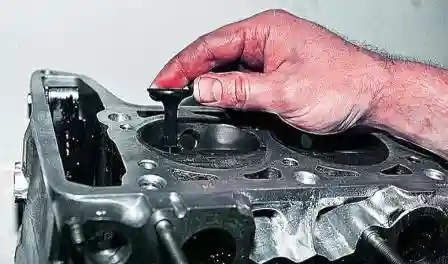 Вынимаем клапан из направляющей втулки