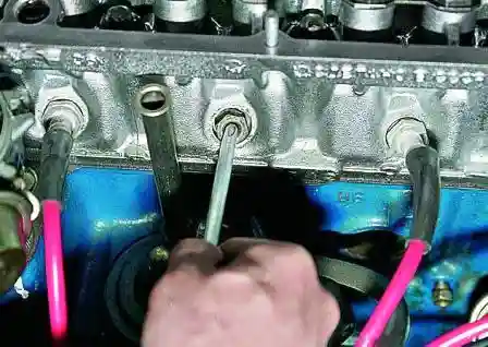 вставляем между поршнем и тарелкой клапана (на котором меняем колпачок) пруток из мягкого металла 