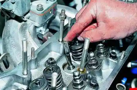 Чтобы не повредить рабочую кромку нового колпачка, надеваем на стержень клапана пластиковую втулку