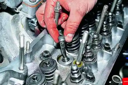 Смазываем рабочую кромку нового колпачка моторным маслом 