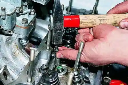 Пинцетом снимаем пластиковую втулку и через оправку напрессовываем колпачок 