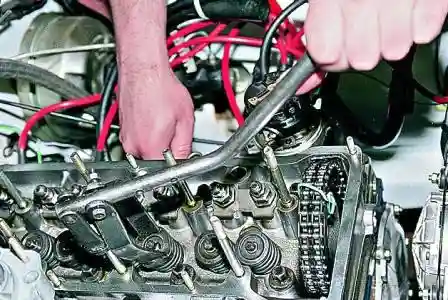 Наворачиваем на шпильку крепления корпуса подшипников гайку