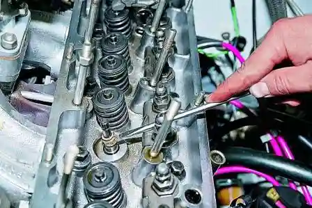 Отверткой поддеваем и снимаем маслоотражательный колпачок 