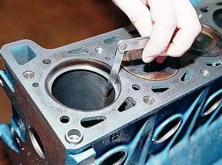 Установив кольцо в цилиндр, набором щупов проверяем зазор в его замке