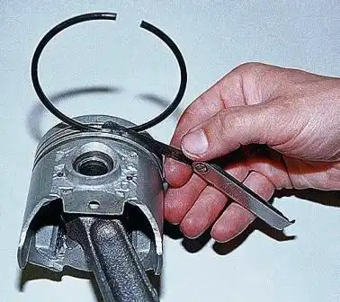 Зазор между кольцом и канавкой поршня проверяем также набором щупов