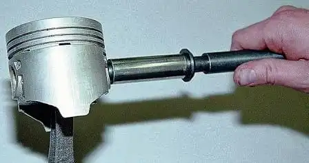 Надеваем на шатун поршень и при помощи оправки быстро запрессовываем палец