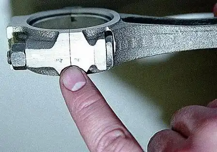 Цифры на шатуне и его крышке, указывающие номер цилиндра, должны находиться с одной стороны и совпадать