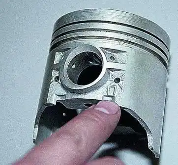 Метка «П» на поршне должна быть направлена к передней части блока цилиндров