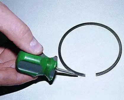 нижнее компрессионное кольцо всегда устанавливается фаской вниз