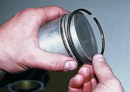 Снимаем маслосъемное кольцо