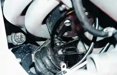 болт нижнего крепления теплозащитного экрана стартера и снимаем его 