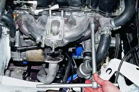 отворачиваем семь гаек крепления коллектора