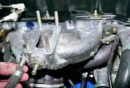 снимаем шланг вакуумного усилителя тормозов