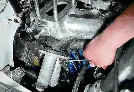 отворачиваем четыре омедненные гайки крепления приемной трубы к выпускному коллектору