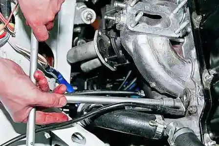 Головкой «на 13» отворачиваем гайку