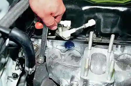 верхнюю гайки крепления воздухозаборника