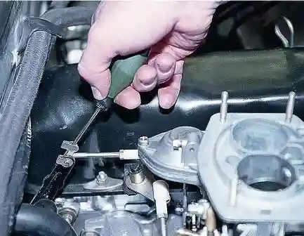 Тонкой отверткой поддеваем и снимаем пружинную скобу