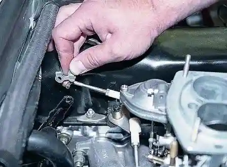 отсоединяем тягу от валика привода дроссельной заслонки