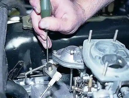 Отверткой поддеваем и снимаем стопорную пружинную шайбу рычага