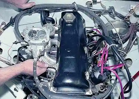 Ключом «на 10» отворачиваем восемь гаек крепления крышки головки блока цилиндров