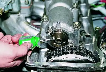 штифт должен находиться с левой стороны (при взгляде спереди).