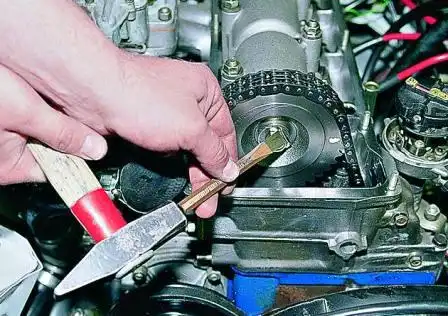 Отгибаем край стопорной шайбы болта крепления звездочки распределительного вала