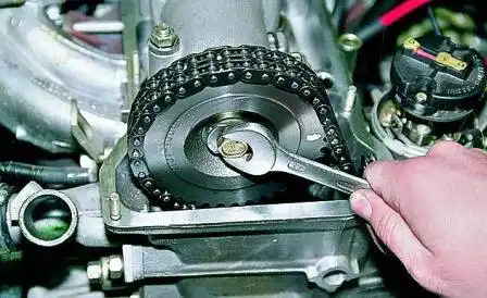 отворачиваем болт звездочки