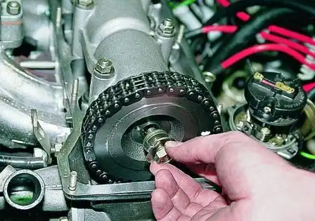 Снимаем болт вместе с шайбами