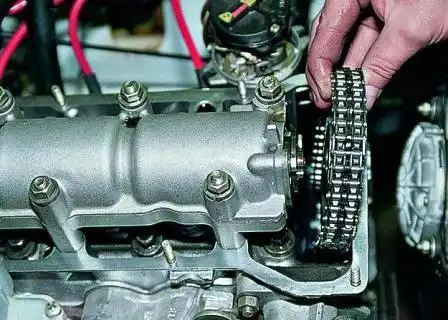 Снимаем звездочку вместе с цепью распределительного вала и укладываем в головку блока