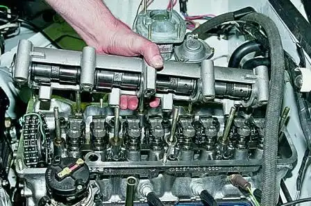 Снимаем корпус в сборе с распределительным валом со шпилек