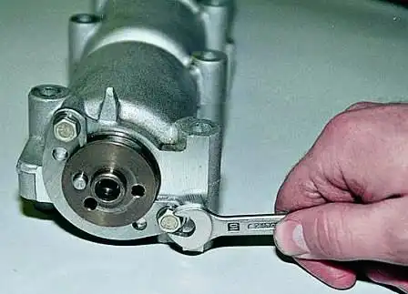 отворачиваем два болта крепления упорного фланца к корпусу