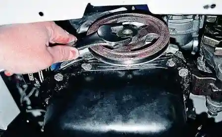 отворачиваем гайку крепления шкива коленчатого вала