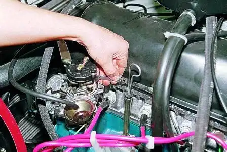 Щупом проверяем зазор между контактами