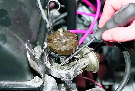 Отверткой ослабляем винт крепления контактной группы