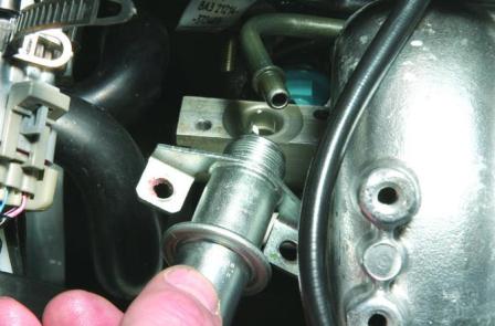 Проверка и замена регулятора давления топлива автомобиля ВАЗ-2107-20