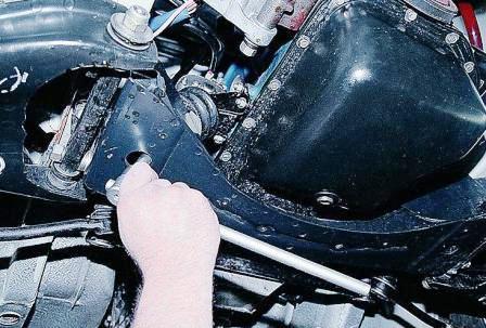 Замена подушки опоры двигателя ВАЗ-2107
