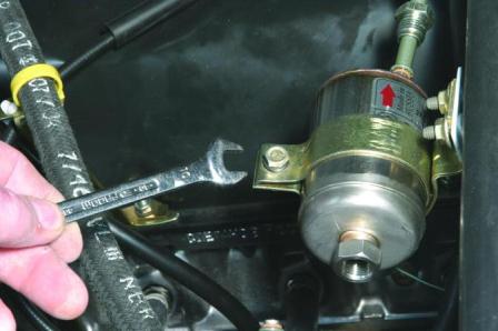 Замена топливного фильтра автомобиля ВАЗ-2107-20