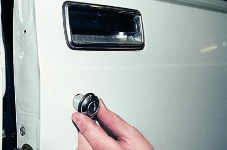 Замена выключателя замка двери ВАЗ-2107