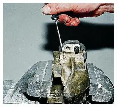 Ремонт тормозных механизмов передних колес ВАЗ-2107 Ремонт тормозных механизмов передних колес ВАЗ-2107