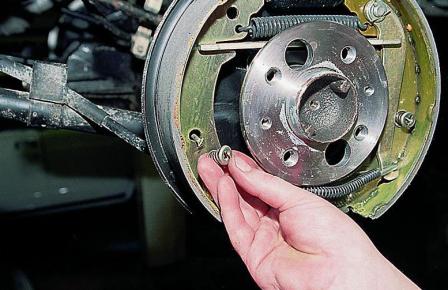 Замена тормозных колодок задних колес ВАЗ-2107