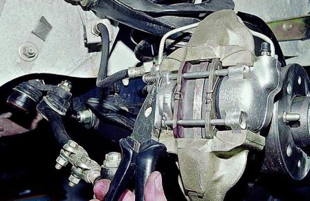 Замена колодок тормозных механизмов передних колес ВАЗ-2107 