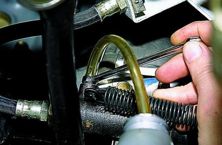 Замена жидкости и прокачка гидропривода сцепления автомобиля ВАЗ-2107